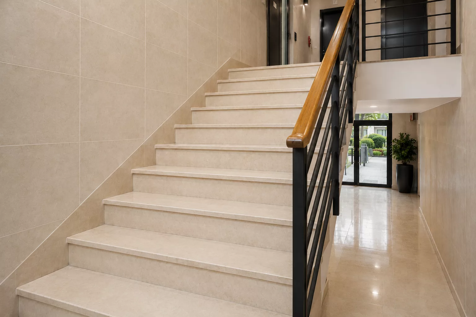 Après - Escalier moderne avec accents naturels