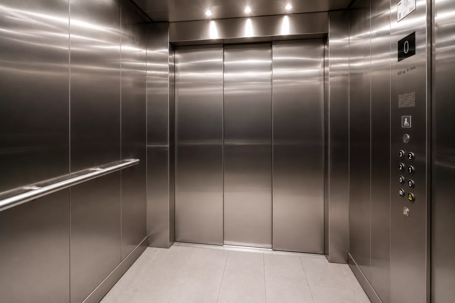 Après - Intérieur moderne d'ascenseur en acier inoxydable
