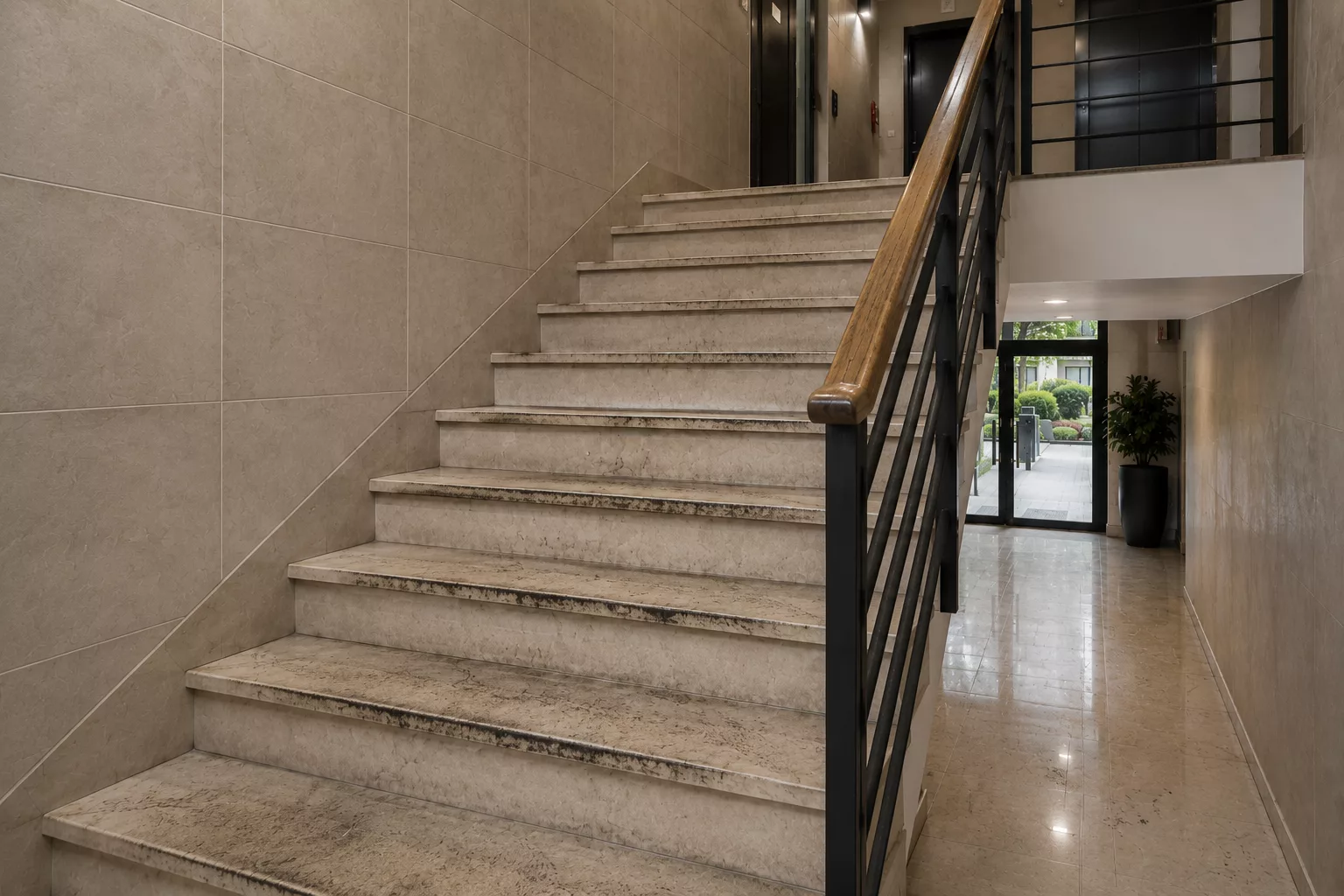 Avant - Escalier moderne avec accents naturels
